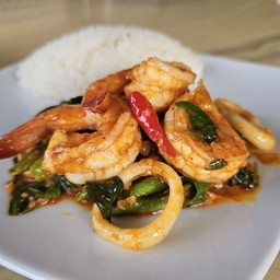 ข้าว กุ้ง หมึก ผัดพริกแกง