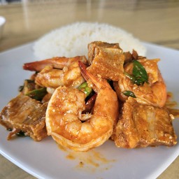 ข้าว กุ้ง หมูกรอบ ผัดพริกแกง