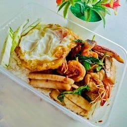 กระเพราทะเล ราดข้าว