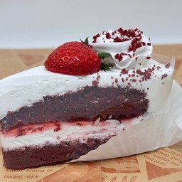 เค้กเรดเวลเวดสตอเบอรี่ (Red Velvet Strawberry Cake)