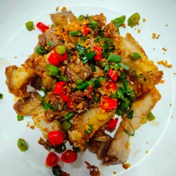 ข้าวหมูกรอบผัดพริกเกลือ