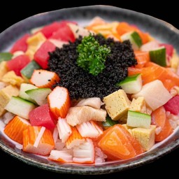 ข้าวหน้าปลาดิบหั่นเต๋ารวม