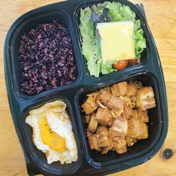 ข้าวหมูกรอบทอดกระเทียม(Plant Base)ไข่ดาว