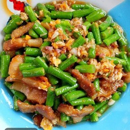 ข้าวราดหมูชิ้นผัดไข่ใส่ถั่วฝักยาว