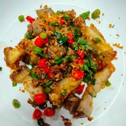 หมูกรอบผัดพริกเกลือ(เป็นกับข้าว)