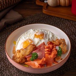 ข้าวผัดอเมริกัน ไข่ 2 ฟอง ไส้กรอก 2 ชิ้น แฮม 2 ชิ้น ไก่ทอด 2 ชิ้น