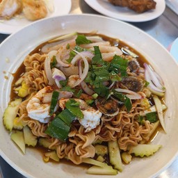 ยำมาม่าทะเล ปลาร้า (กุ้ง,ปลาหมึก,หอยแครง)