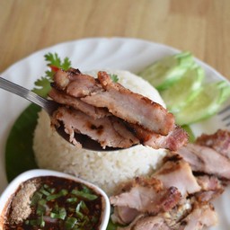 ข้าวหน้าคอหมูย่างน้ำผึ้ง