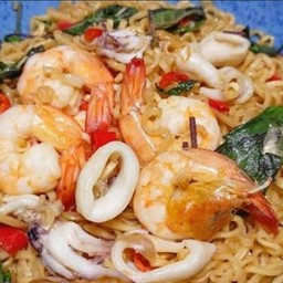 ผัดมาม่ากะเพรากุ้ง