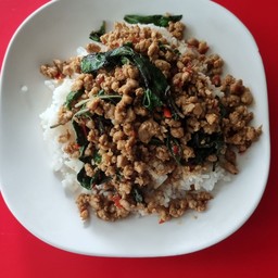 กะเพราหมูสับราดข้าว