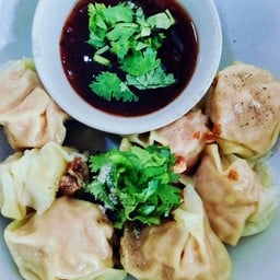 เกี๊ยวหมูเด้งลวก น้ำจิ้มมะขาม เต็มคำ