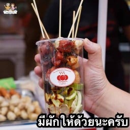 ลูกชิ้นยืนกิน น้ำจิ้มพริกเผา ม.กรุงเทพธนบุรี