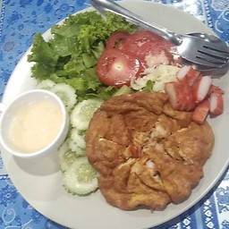 สลัดผักปูอัดไข่เจียว