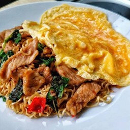 ผัดมาม่ากะเพราหมูชิ้น