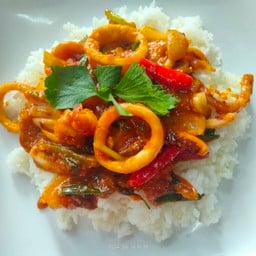 ข้าวปลาหมึกผัดไข่เค็ม