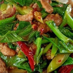 ข้าวคะน้าเนื้อชิ้น