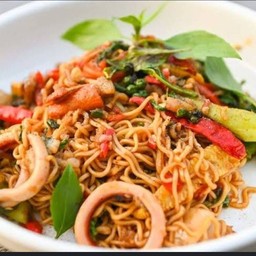 ผัดมาม่ากะเพราปลาหมึก