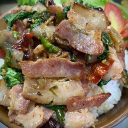 กะเพราไส้กรอก แฮม ราดข้าว