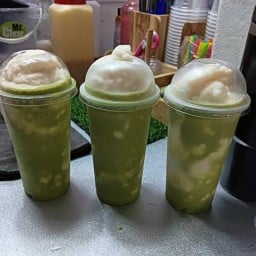 น้ำมะพร้าวปั่นหน้าโรงแรมบ้านโป่งอินท์ หน้าโรงแรมบ้านโป่งอินน์