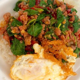 ข้าวกะเพราเนื้อ+ฟรีไข่ดาว