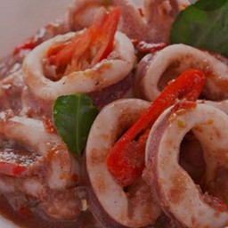 ปลาหมึกผัดกะปิราดข้าว