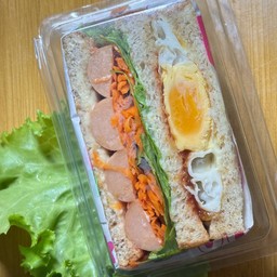 แซนวิช ไข่ดาว ไส้กรอก