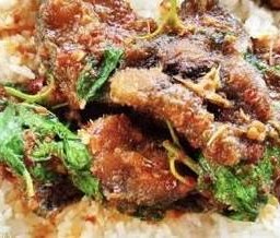 เมนูผัดปลาดุกทอดกรอบ ราดข้าว