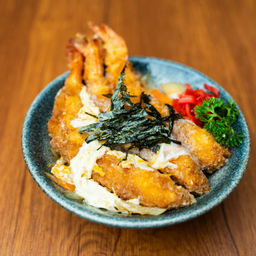 ข้าวหน้ากุ้งทอดราดไข่
