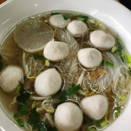 ก๋วยเตี๋ยวลูกชิ้นหมูล้วน