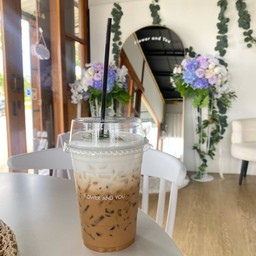 Flower and You คาเฟ่ดอกไม้
