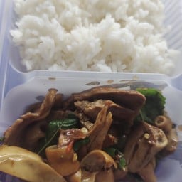 ข้าวกระเพราเป็ดพะโล้+เครื่องใน