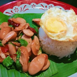 กระเพราไส้กรอก+ไข่ดาว