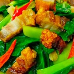 ผัดคะน้าหมูกรอบ