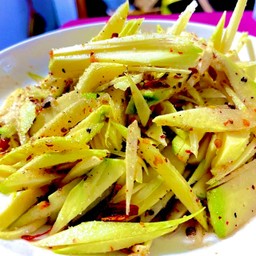 มะม่วงสับ คลุกพริกเกลือ (น้ำปลา น้ำตาล พริก )