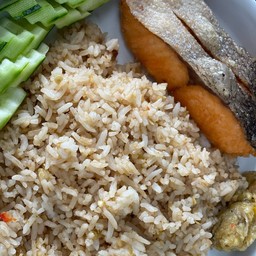 ข้าวผัดน้ำพริกหนุ่มปลาแซลม่อนทอด