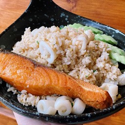 ข้าวผัดชาวเกาะปลาแซลม่อนทอดน้ำปลา