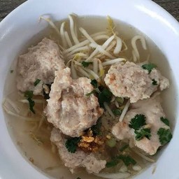 ก๋วยเตี๋ยวหมูเด้งน้ำใส ลูกชิ้นยักษ์