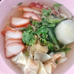 บะหมี่เกี๊ยวข้าวหมูแดงข้าวหมูกรอบข้าวขาหมูตรงข้ามวิทยาลัยนาฏศิลป์