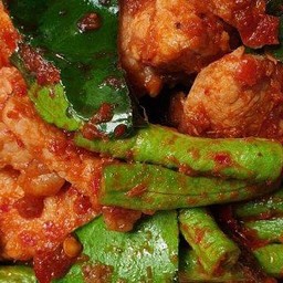ผัดพริกแกงถั่วฝักยาวหมูชิ้น ราดข้าว