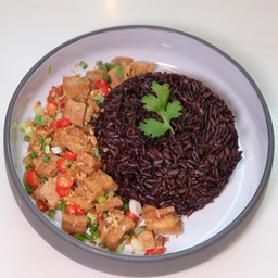 ข้าวหมูกรอบคั่วพริกเกลือ  Garlic Crispy pork rice