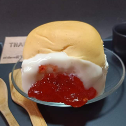 ปังไส้ทะลัก เนยนม สตรอเบอร์รี่ (1ชิ้น)