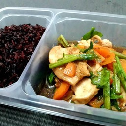 อกไก่ผัดคึ่นช่าย