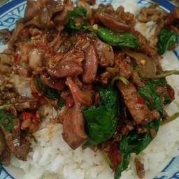 กระเพราเครื่องในไก่