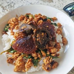 กระเพราไก่ไข่เยี่ยวม้า