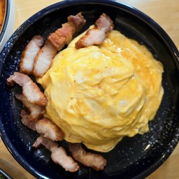 ข้าวไข่ข้นหมูสามชั้นทอดน้ำปลา