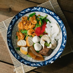 ก๋วยเตี๋ยวเย็นตาโฟลูกชิ้น