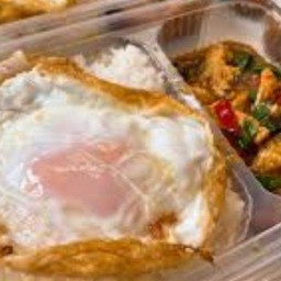 ข้าวกล่อง+กะเพราไก่หน่อไม้เหลือง