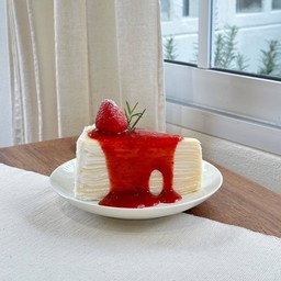 เครปเค้กครีมสด ซอสสตรอเบอร์รี่