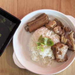 ข้าวหน้าหมูซีกโคลงตุ๋น