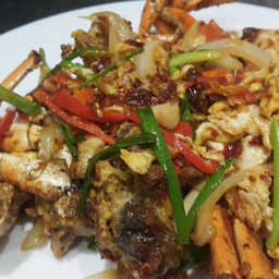 ผัดพริกเผาเม็ดมะม่วงราดข้าว